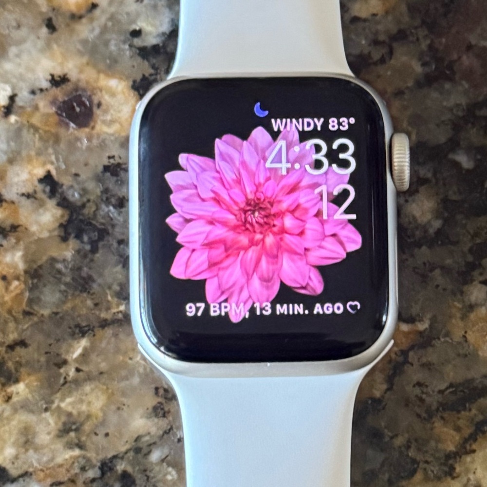 Apple Watch SE (2nd Gen) 40mm Starlight Aluminum, Excellent Condition + Charger - Picture 11 of 12